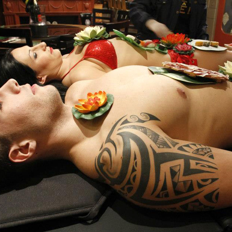 Татуированная Джесс показывает обнаженное тело на диване